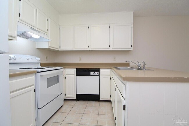 Building Photo - 3398 Green Briar Cir