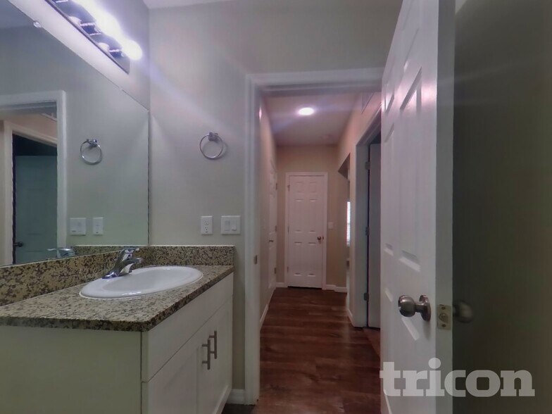 Building Photo - 12930 Oak Hill Way
