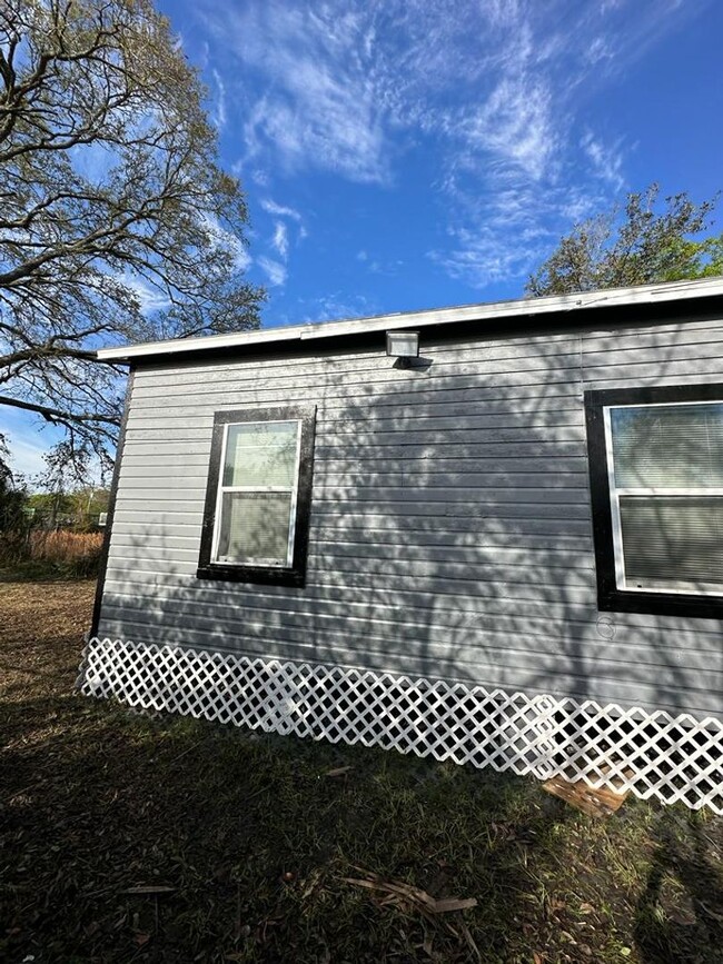 Building Photo - Fully renovated 2/1 single family residenc...