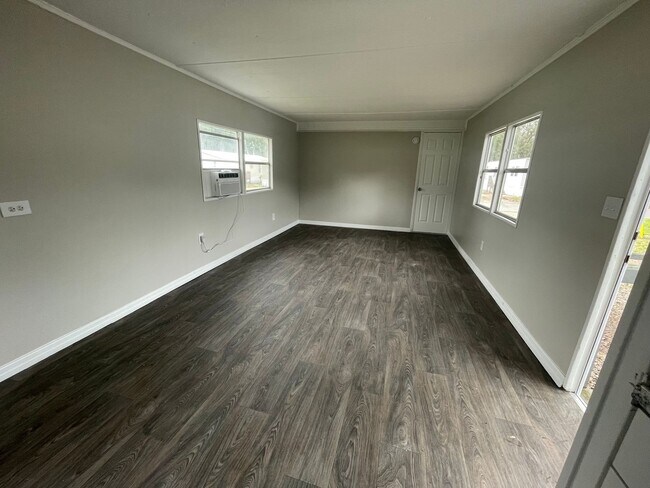 Building Photo - **FREE RENT ** Welcome Home to Silver Lake