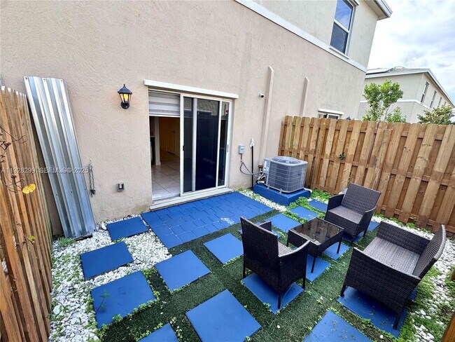 Building Photo - 544 NE 4th St