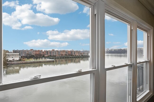 Building Photo - 343 The Promenade