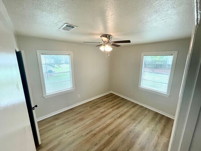 Building Photo - 3/2 For Rent in Brandon 042!