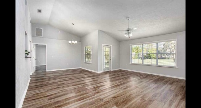Building Photo - Bright and spacious home in Eagle Point!