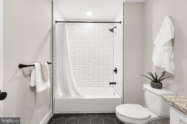 Building Photo - 1924 N Front St