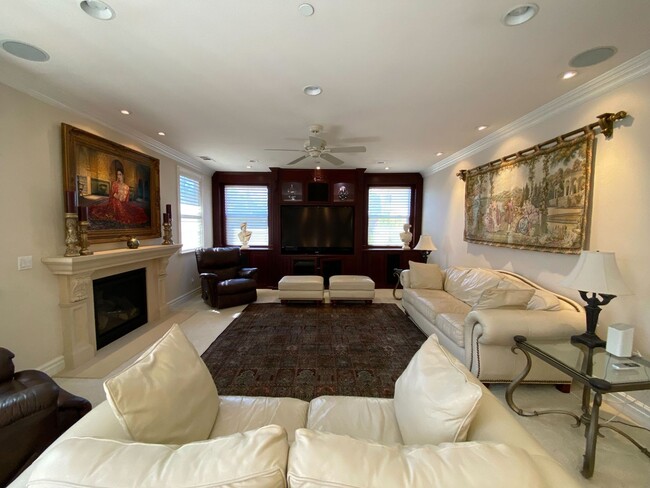 Building Photo - Gorgeous, Luxury and Furnished 3 bed 3 bat...