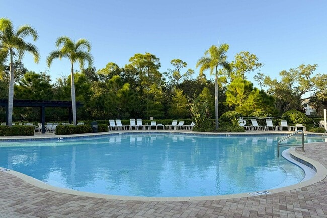 Building Photo - Spacious 3-Bed, 2-Bath Pool Home in Planta...