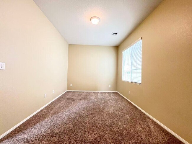 Building Photo - Welcome to this well-maintained 3-bedroom, 2.5-bath home