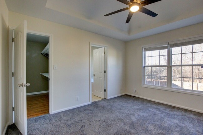 Building Photo - 3 bed 2 bath Fenced yard.  Heart of St. B.  Hurry.