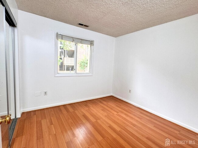 Building Photo - 707 Ravens Crest Dr