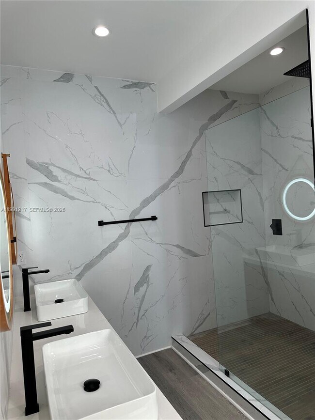 Building Photo - 4625 SW 32nd Ave