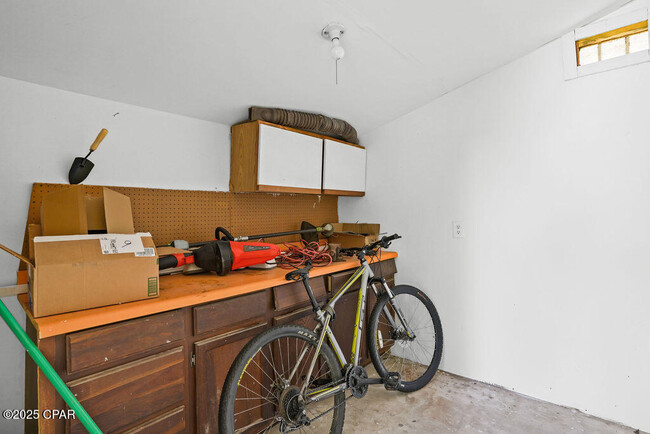 Building Photo - 1025 W 19th St