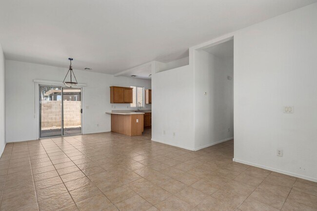 Building Photo - Beautiful 3 bedroom patio home with open f...