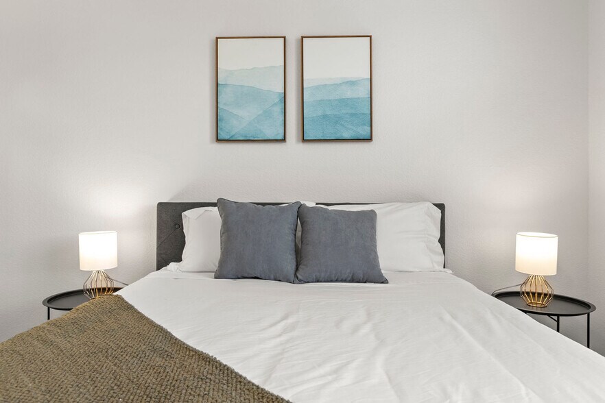 Building Photo - 9450 W Cabela Dr