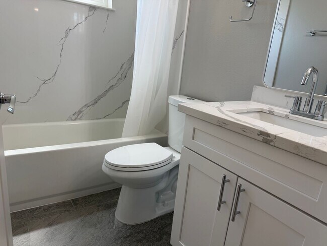 Building Photo - Absolutely gorgeous 3 bedroom 2 bath house