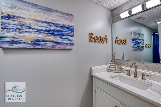 Building Photo - FULLY FURNISHED OFF-SEASON MONTHLY RENTAL - AVAILABLE TO START NOV 10TH