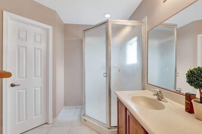 Building Photo - 3021 N Evergreen Cir