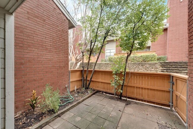 Building Photo - 8404 Forest Ln