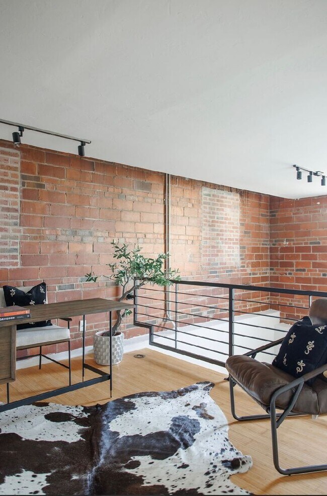 Building Photo - One bedroom loft in Midtown OKC!