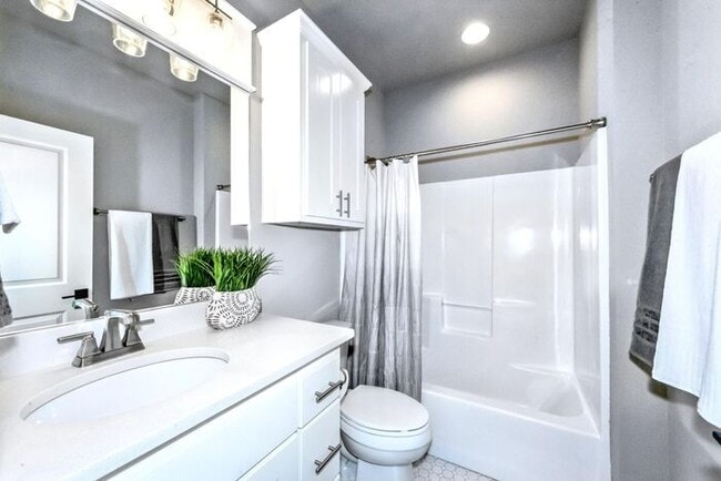 Building Photo - 517 E B St