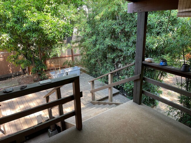 Building Photo - Paradise Oasis-3 bed 2 bath home, Back yard, covered deck, garage, no cats