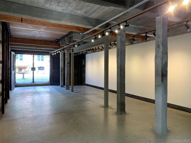 Building Photo - 362 1/2 Warren St