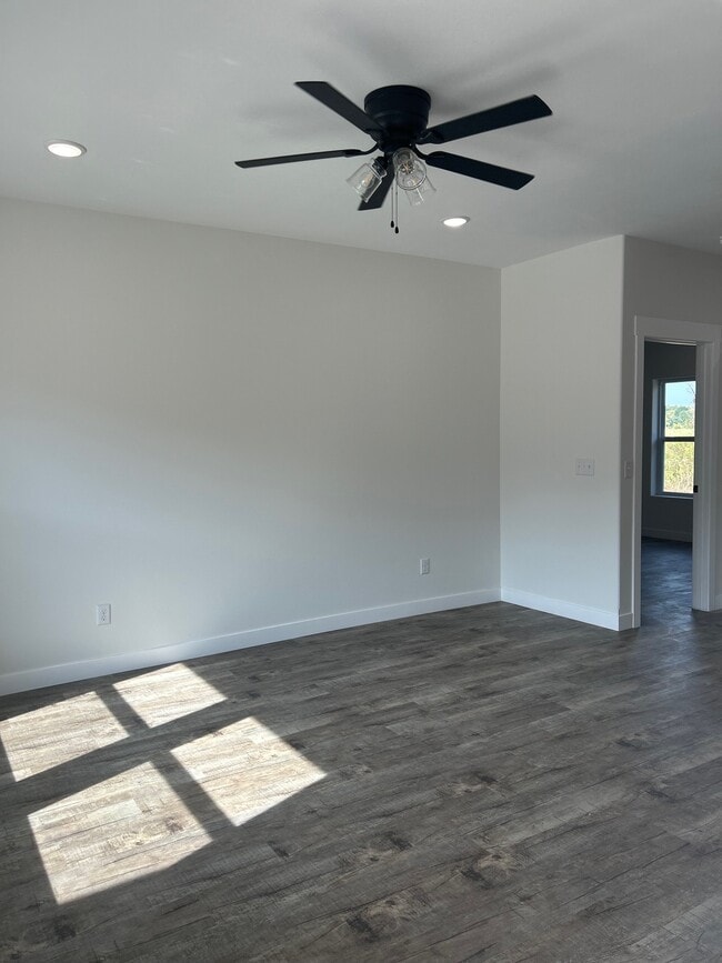 Building Photo - 585 Panich St