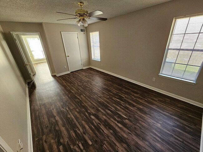 Building Photo - 3943 Silverleaf Rd