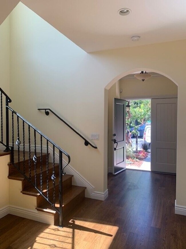 Building Photo - Beautiful Home Downtown Menlo Park