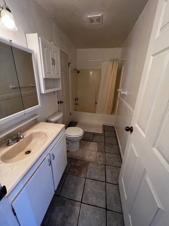 Building Photo - Fabulous 2-bedroom Concord Condominium Wit...