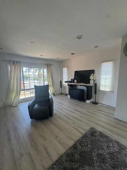 open living room - 1339 S Mansfield Ave