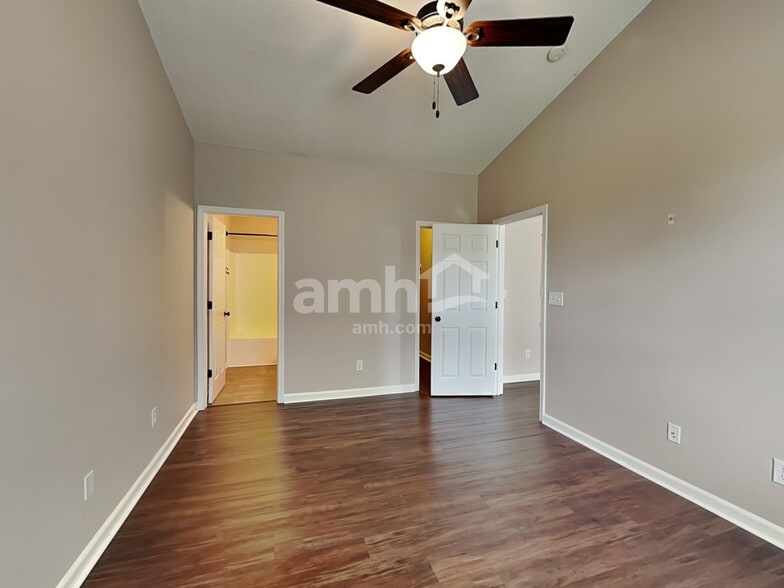 Building Photo - 5425 Wood Hollow Dr