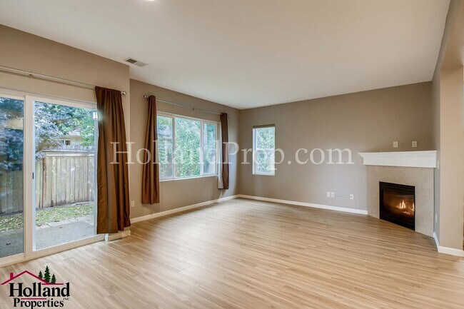Building Photo - Stunning 3 Bedroom 2.5 Bathroom Home with ...