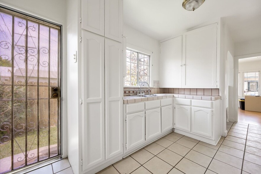 Building Photo - 1712 1/2 W 39th St, REAR