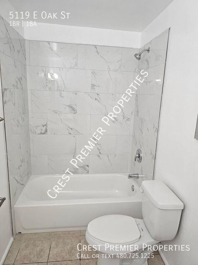 Building Photo - 5119 E Oak St