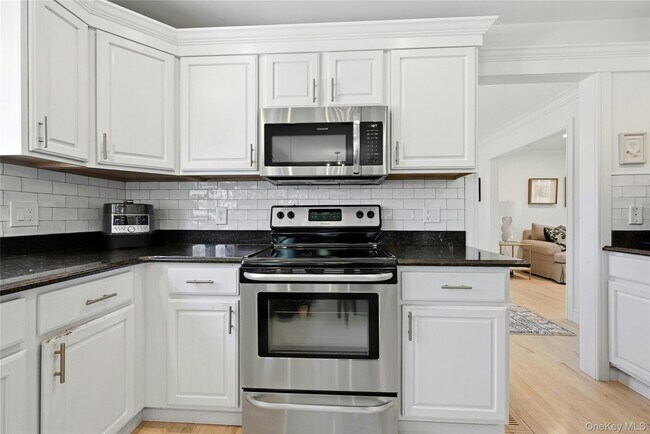 Building Photo - 875 Deerfoot Path