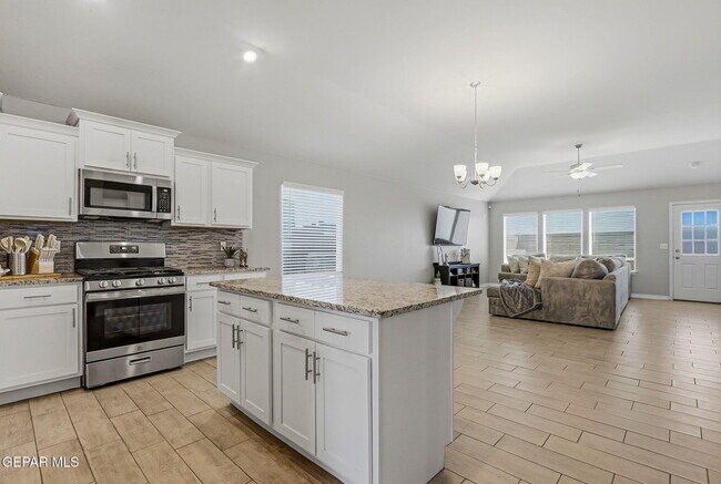 Building Photo - 13912 Loreina Luz Ave