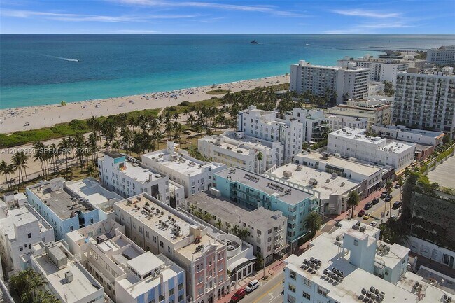 Building Photo - 713 Collins Ave