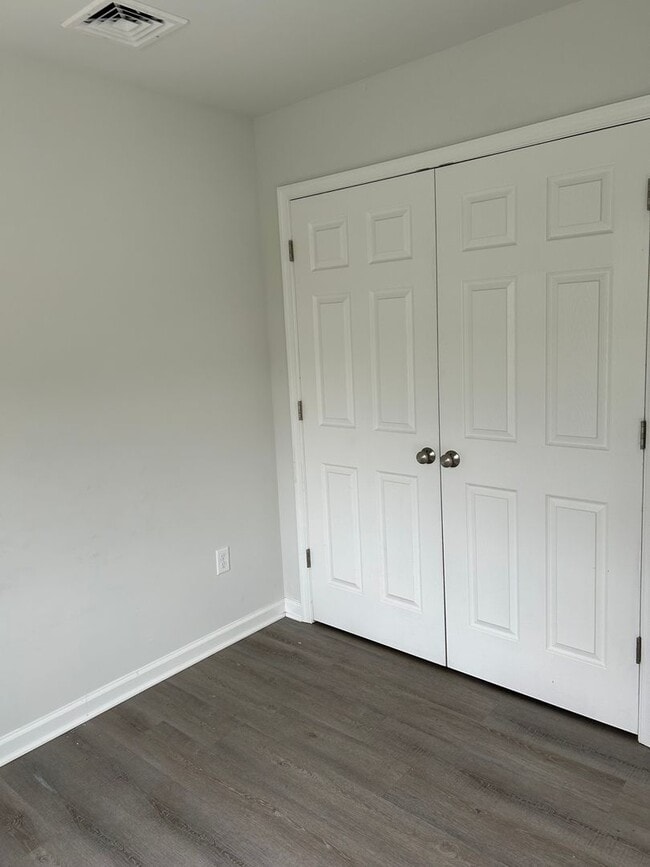 Building Photo - Like new 3 bedroom 2.5 bath townhouse