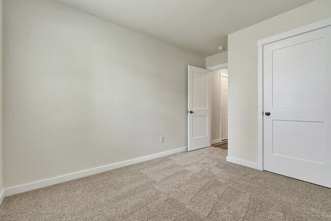 Building Photo - 627 Fox Den Cir