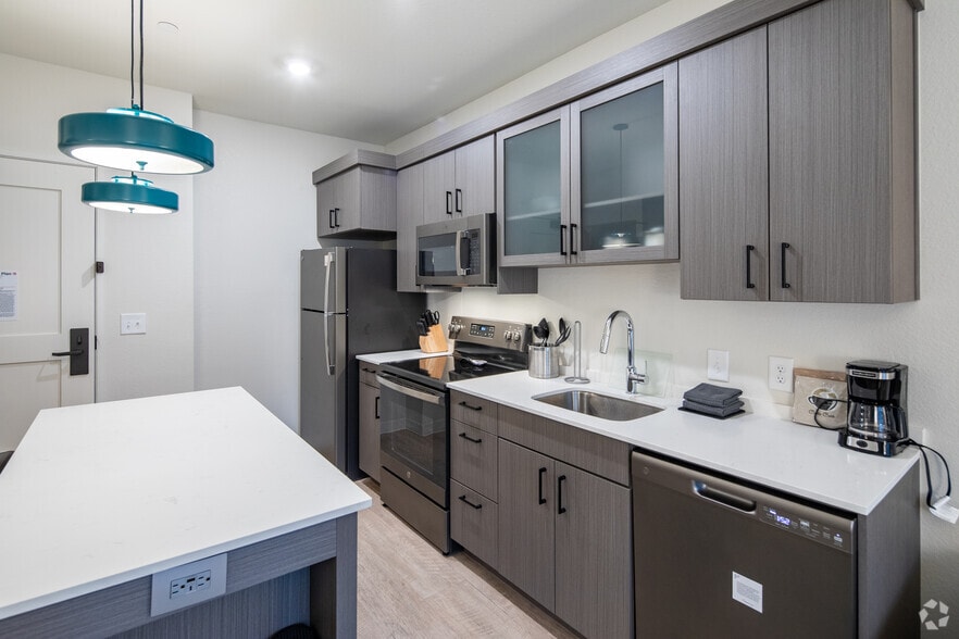 1BR, 1BA - 525SF - Kitchen - Waterwalk Huntsville