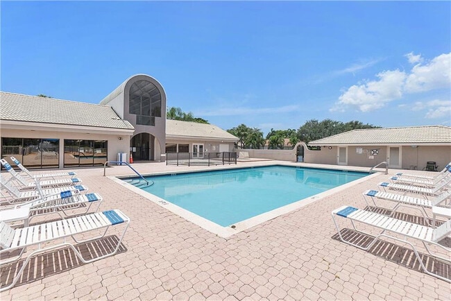 Building Photo - 5465 Monterey Cir
