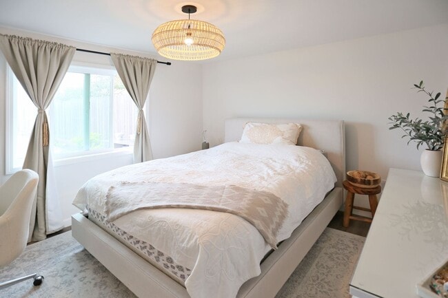 Building Photo - Furnished, garden 1BR/1BA In-Law in the Su...