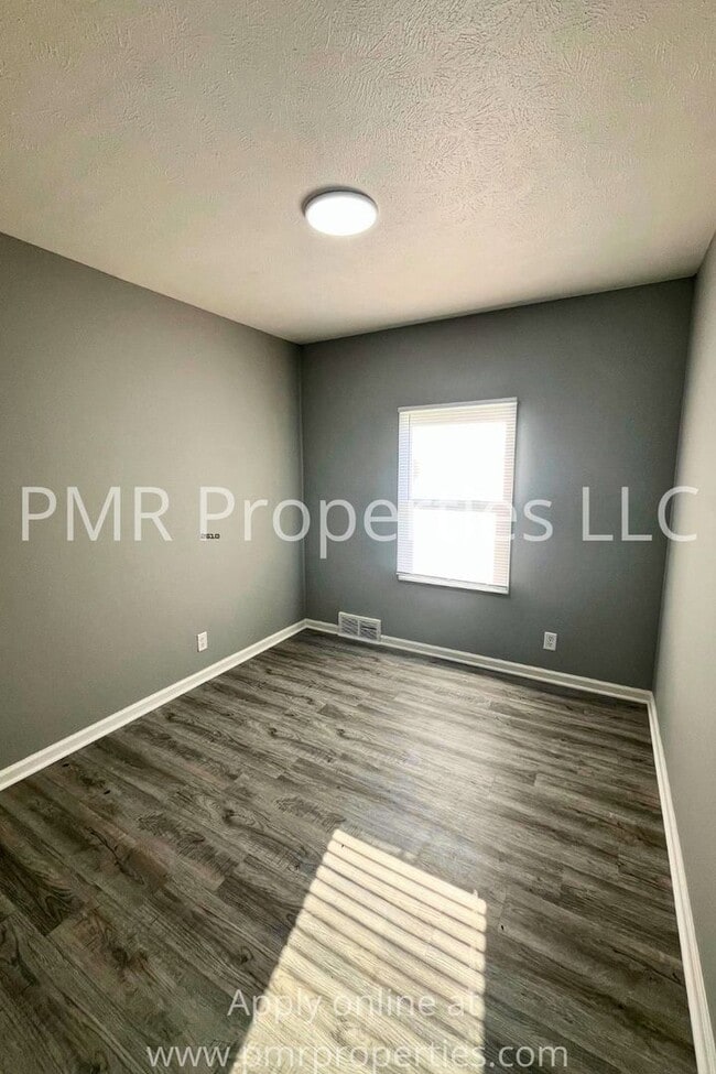 Building Photo - 3 Bedrooms / 1 Bathroom House