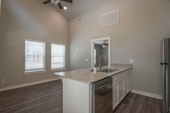 Building Photo - New 1 Bed 1 Bath Home!!