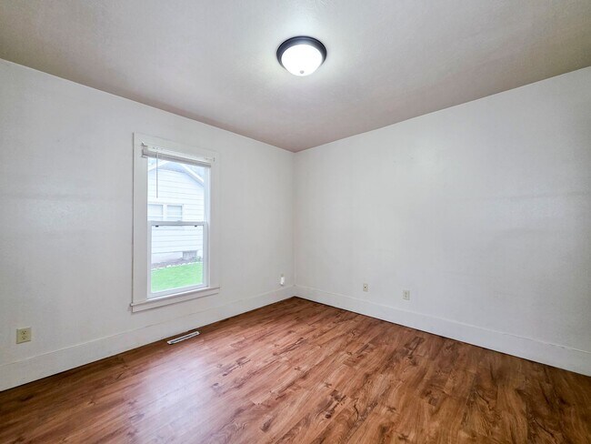 Building Photo - 1208 Koenigstein Ave
