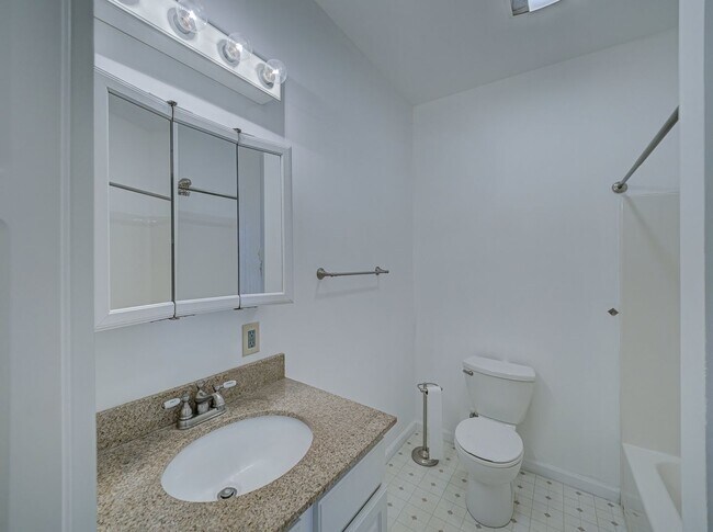 Building Photo - 756 Lakehurst Rd