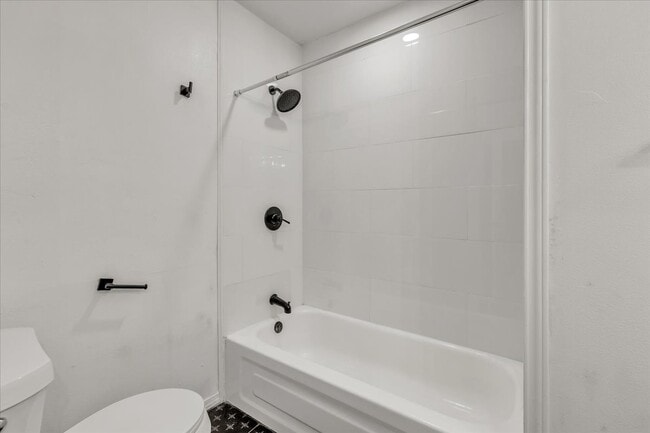 Building Photo - 9800 Willow Wind Dr