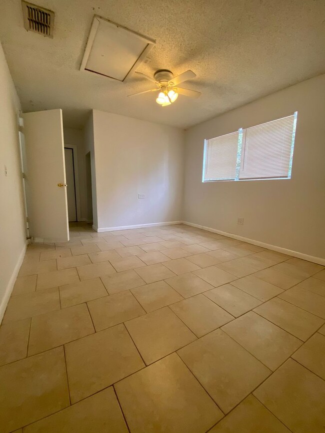 Building Photo - 3/1.5 Home Now Available In Deltona