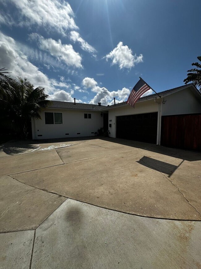 Building Photo - Gorgeous 3-Bedroom 2 bath Home with Pool A...